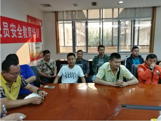版纳铁塔公司驾驶员吴坤、王冬、刘峰（后排左一、左二、左三）参与安全培训会议。