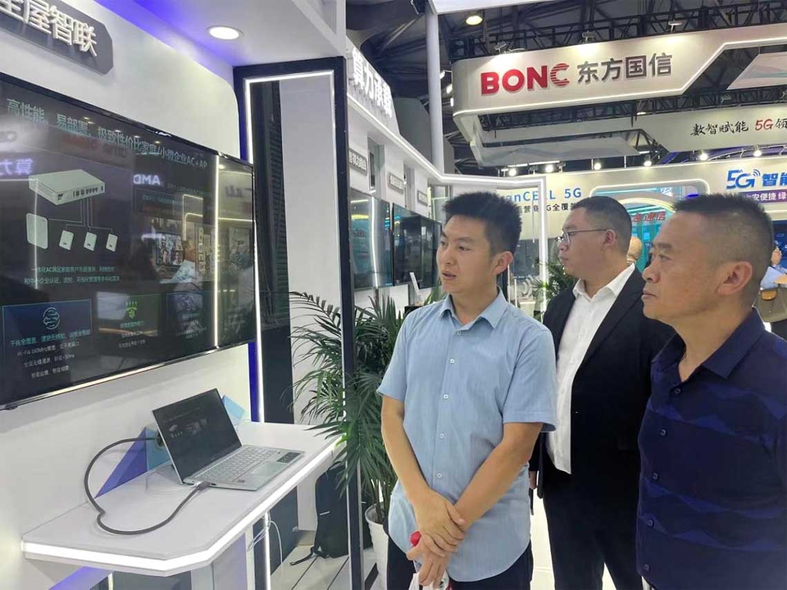 参观全屋智联展区，陈光平进行介绍
